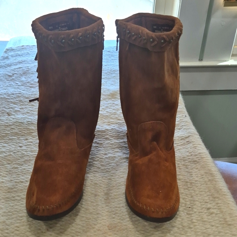 Minne Tonka moccasin boots, new never worn